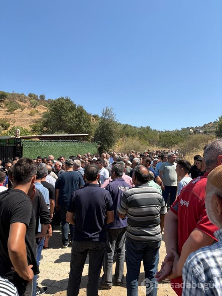 TIR'a çarpan otomobilde ölen 2 kuzen son yolculuklarına uğurlandı
