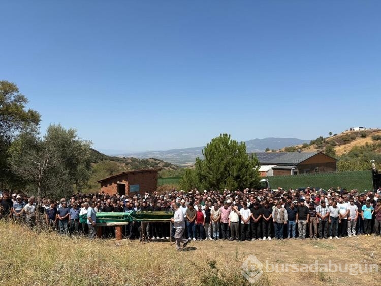 TIR'a çarpan otomobilde ölen 2 kuzen son yolculuklarına uğurlandı
