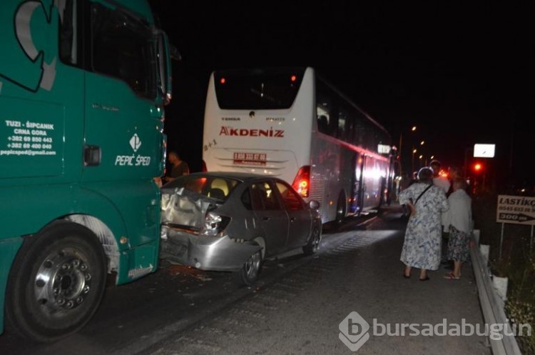 Ayvalık'ta kırmızı ışıkta zincirleme kaza: 1 ölü, 3 yaralı
