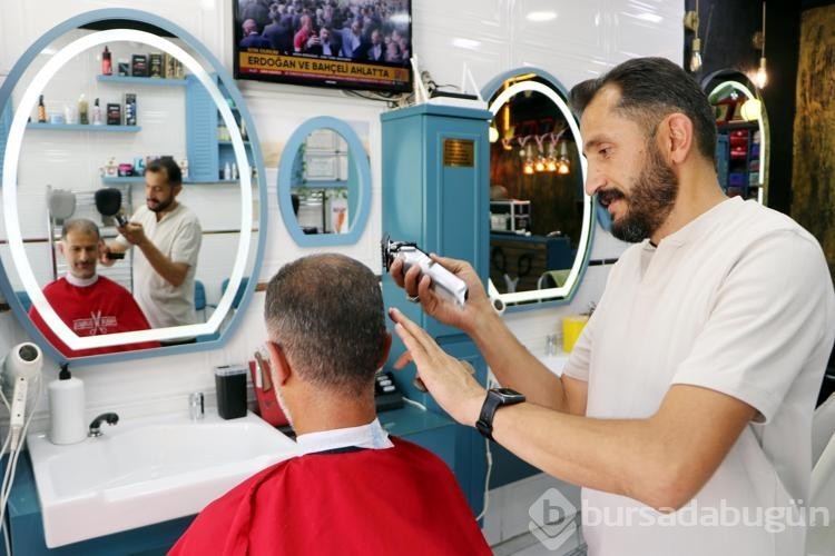 Ödüllü berberden sıra bekleyen müşterileri için hobi bahçesi