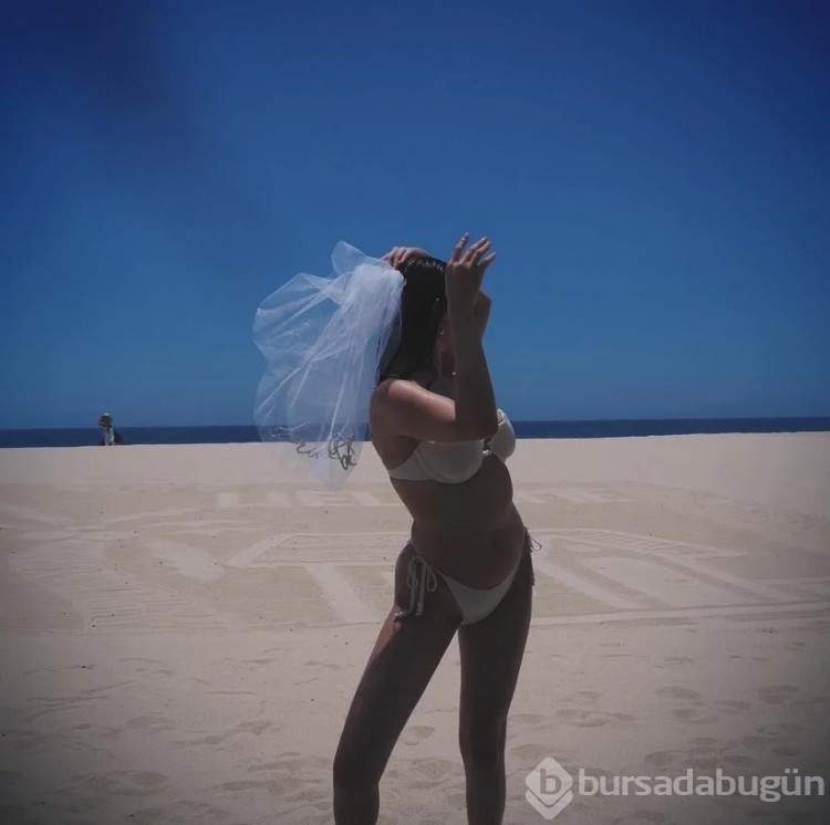Selena Gomez bekarlığa veda etti
