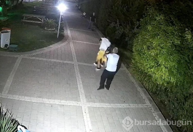 Oğluyla kavga eden çocuğu darbetti; o anlar kamerada