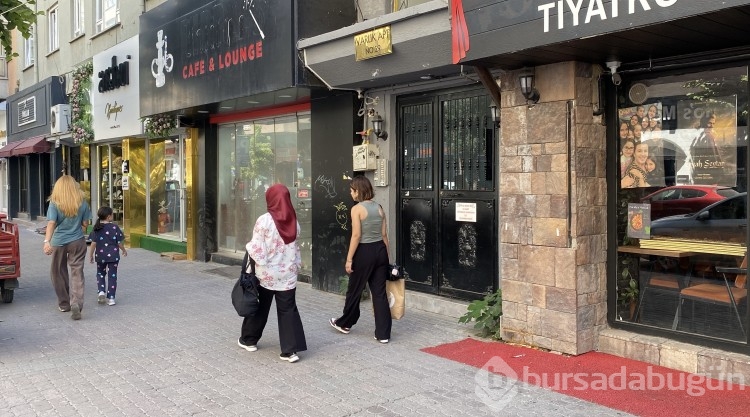 Bir kadın 4 dükkanın önündeki dekorasyon malzemelerini çaldı