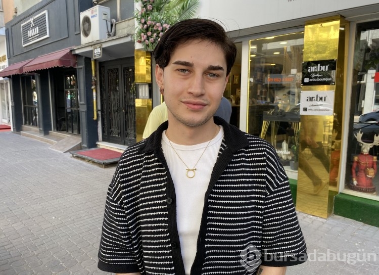 Bir kadın 4 dükkanın önündeki dekorasyon malzemelerini çaldı