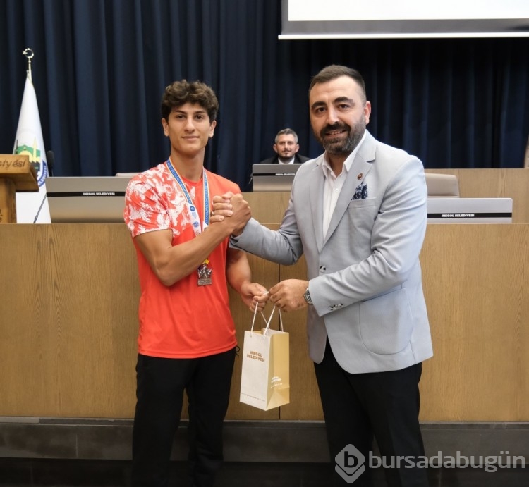 İnegöl'ün başarılı gençleri, mecliste onure edildi