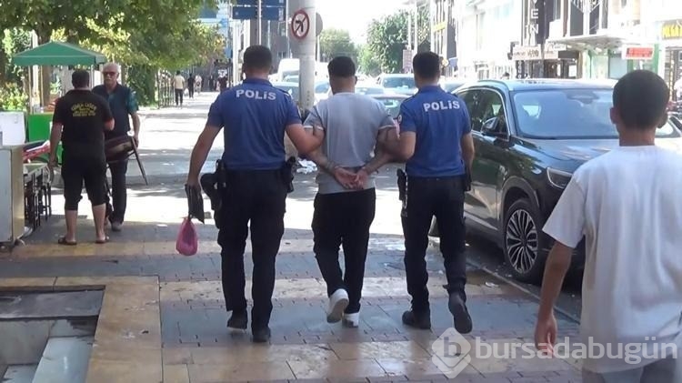 Polisleri görünce elindeki altın dolu poşeti atıp kaçmaya çalışan şüpheli yakalandı