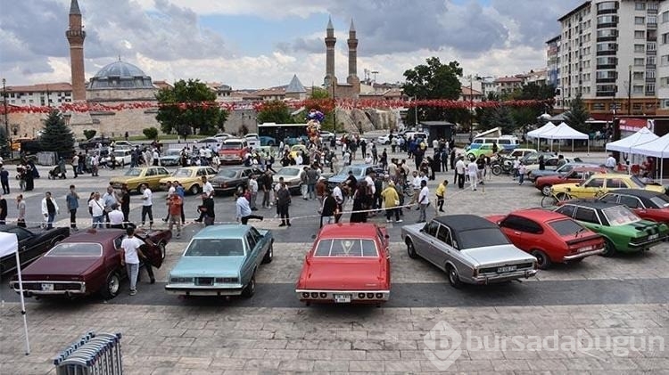 Sivas'ta klasik otomobil fuarı açıldı
