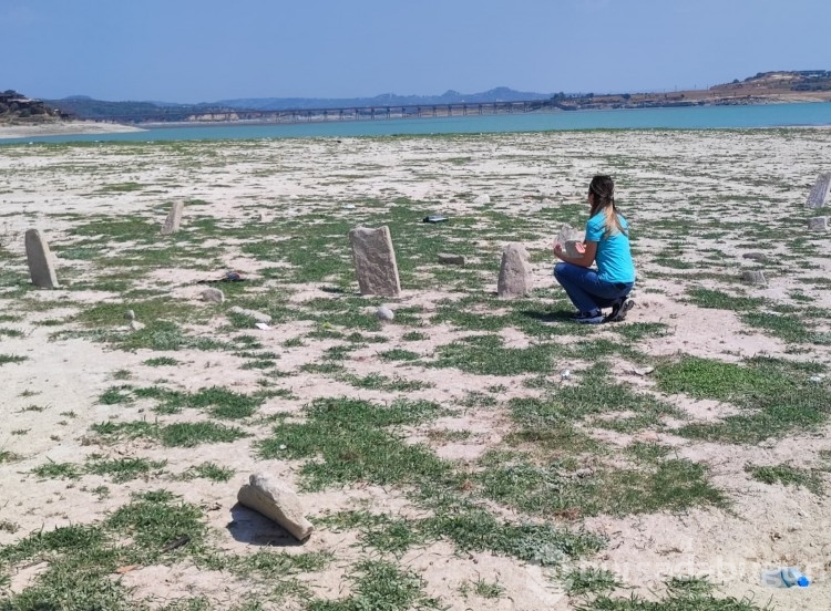 Kuraklık, 70 yıllık mezarları yeniden ortaya çıkardı