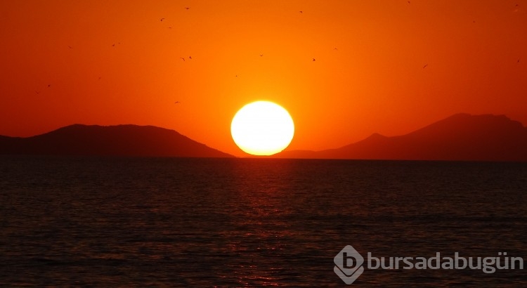 Van'da gün batımı ve ayın doğuşu mest etti