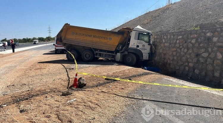 Malatya'da kontrolden çıkan hafriyat kamyonu istinat duvarına çarptı