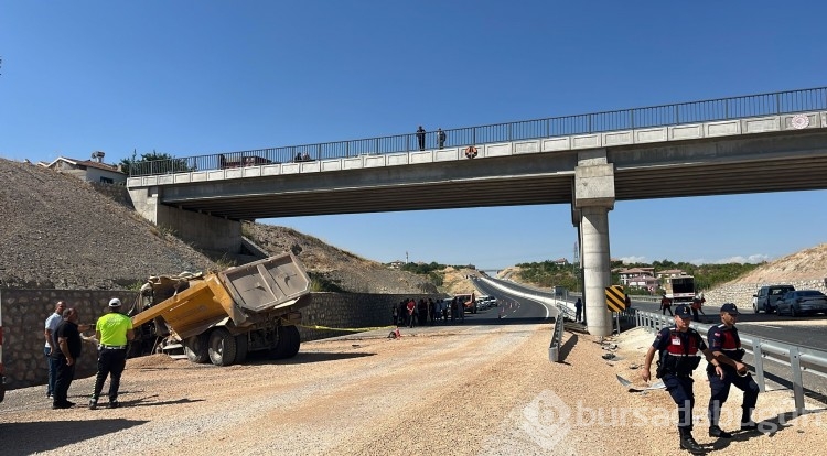 Malatya'da kontrolden çıkan hafriyat kamyonu istinat duvarına çarptı