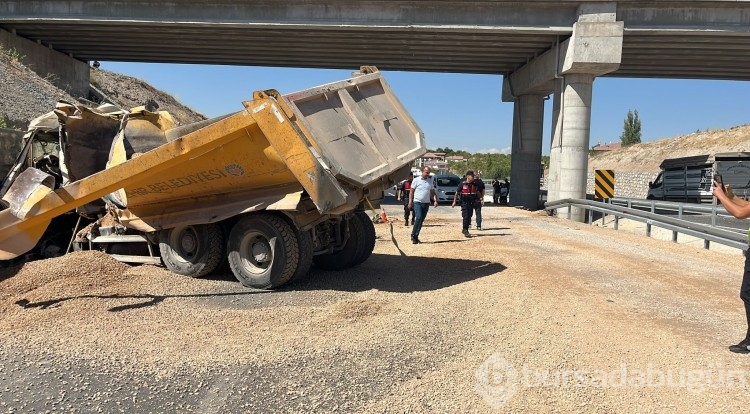 Malatya'da kontrolden çıkan hafriyat kamyonu istinat duvarına çarptı