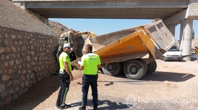 Malatya'da kontrolden çıkan hafriyat kamyonu istinat duvarına çarptı