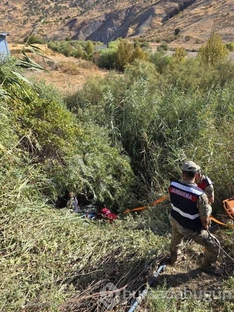 Okula giden öğretmenlerin içinde olduğu otomobil dereye yuvarlandı