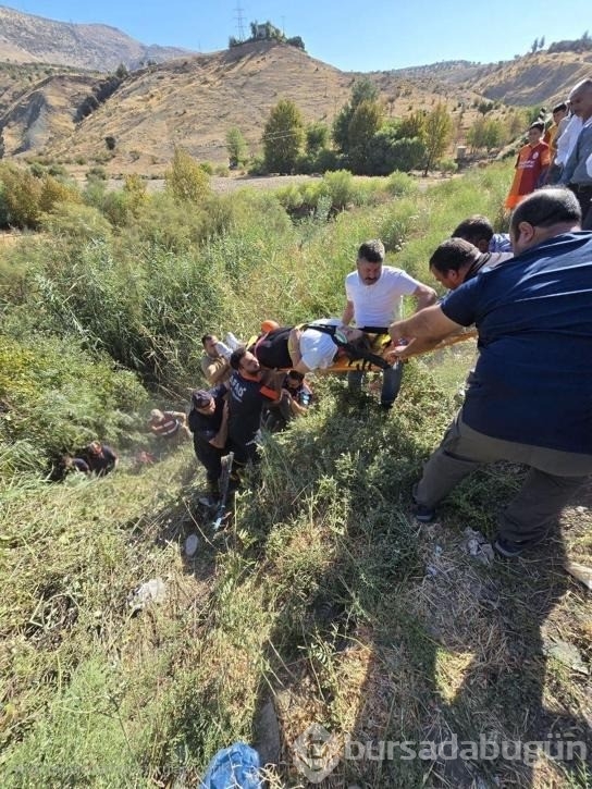 Okula giden öğretmenlerin içinde olduğu otomobil dereye yuvarlandı