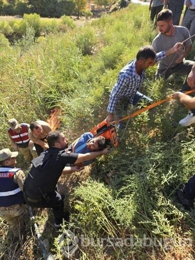 Okula giden öğretmenlerin içinde olduğu otomobil dereye yuvarlandı