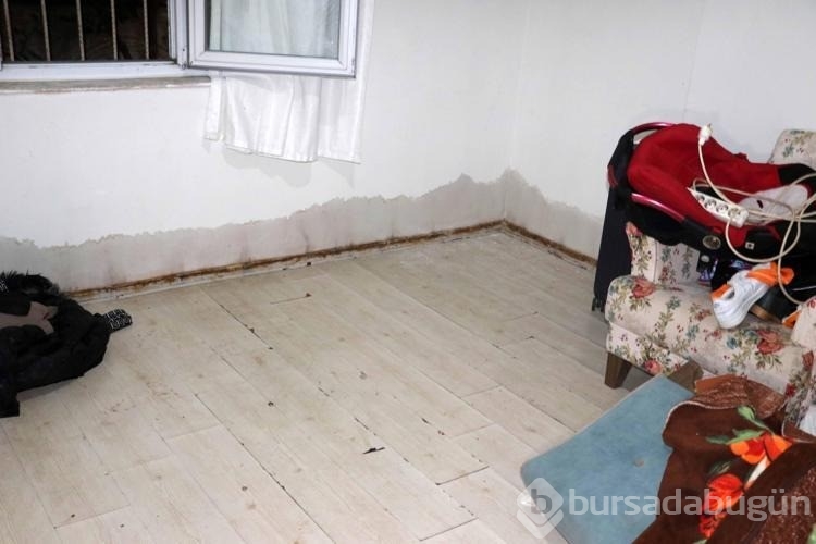 Evini lağım suyu bastı, 4 çocuğuyla sokakta kaldı