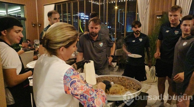Bursasporlu oyuncular galibiyeti tantuni yiyerek kutladı