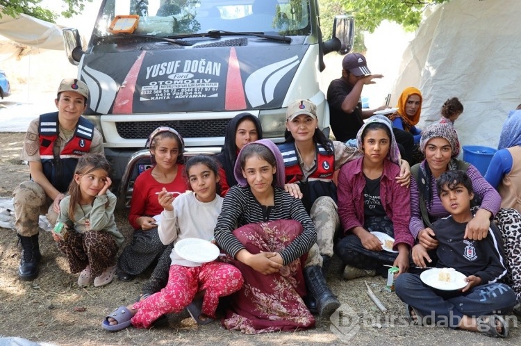 Erzincan'da jandarmadan minik kalplere doğum günü sürprizi