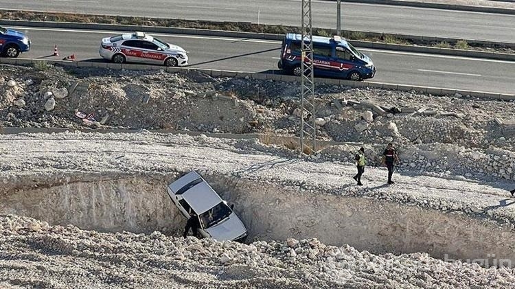 Jandarmadan kaçıp, hafriyat çukuruna düşen otomobilden son anda atladı