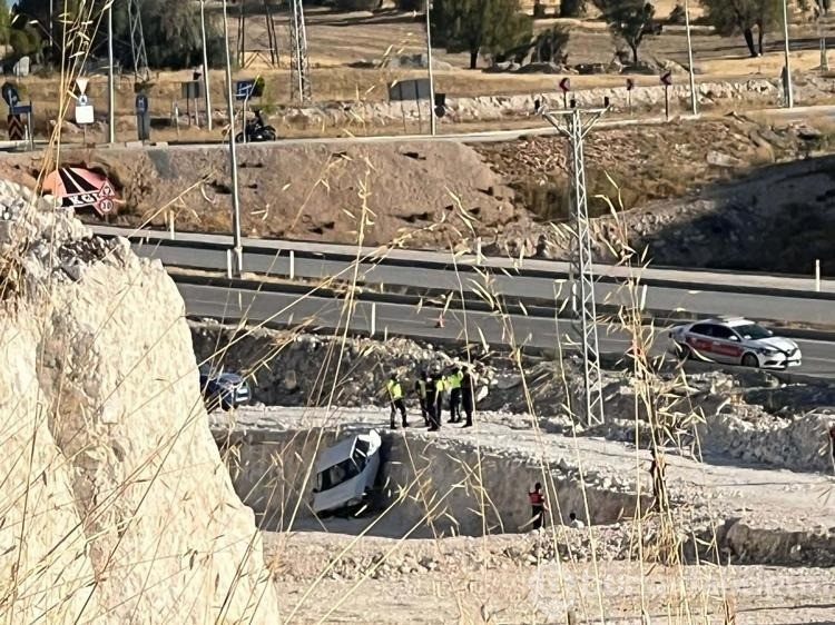 Jandarmadan kaçıp, hafriyat çukuruna düşen otomobilden son anda atladı