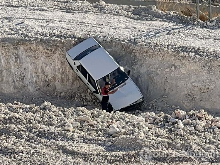 Jandarmadan kaçıp, hafriyat çukuruna düşen otomobilden son anda atladı