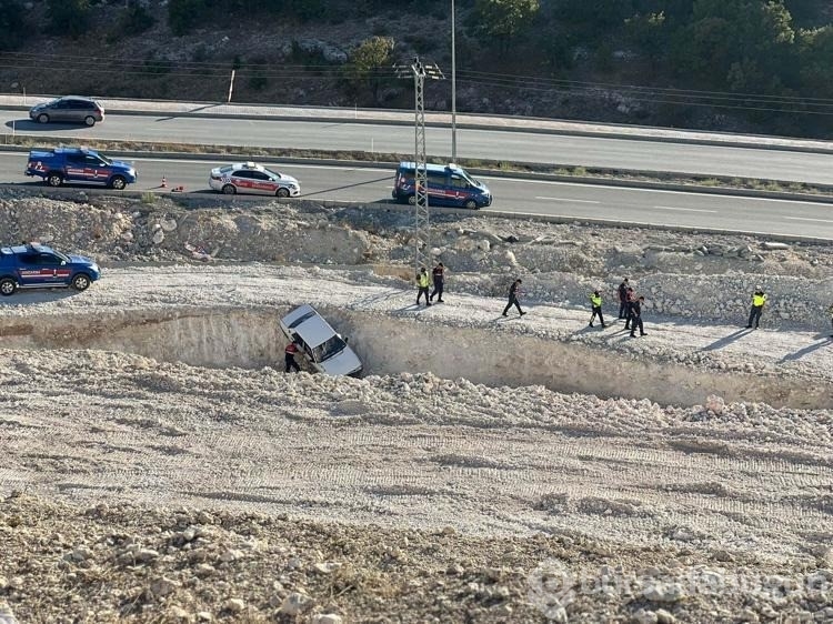 Jandarmadan kaçıp, hafriyat çukuruna düşen otomobilden son anda atladı