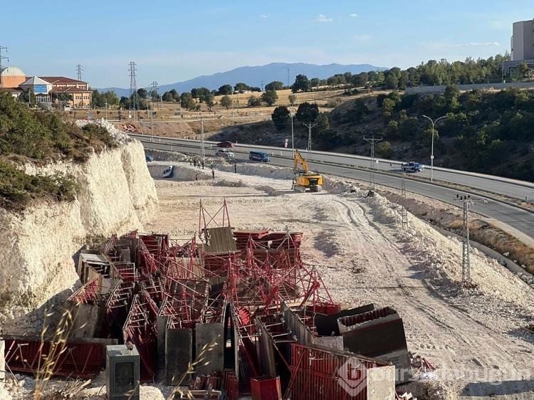 Jandarmadan kaçıp, hafriyat çukuruna düşen otomobilden son anda atladı