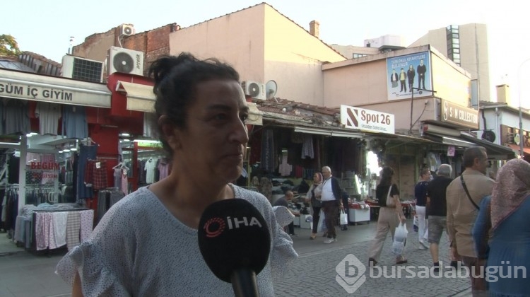 Her gün merdivene çıkıp çatıdaki kedileri besliyor