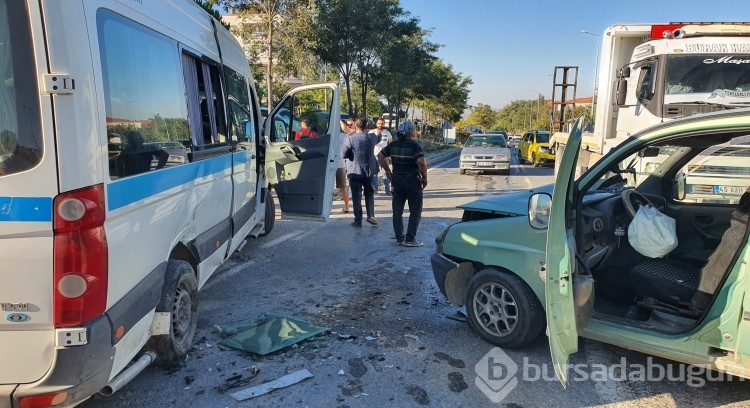 Çocukları taşıyan servis kazaya karıştı