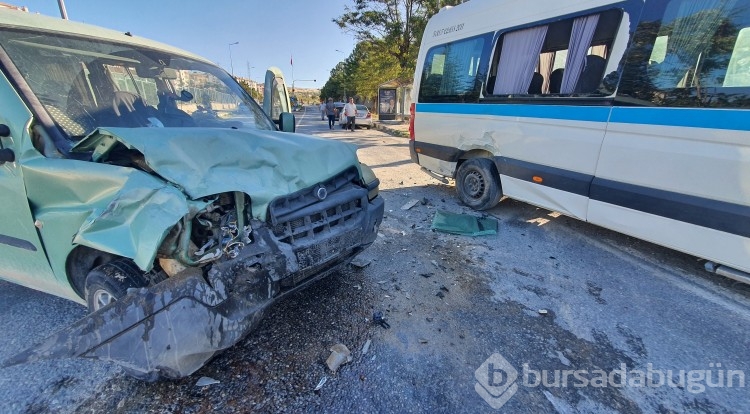 Çocukları taşıyan servis kazaya karıştı