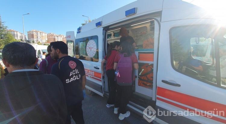 Çocukları taşıyan servis kazaya karıştı