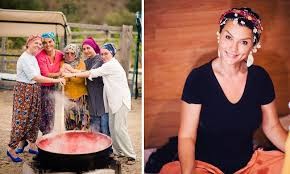 Ünlü oyuncunun kış hazırlığı... Kolları sıvadı, salça yaptı