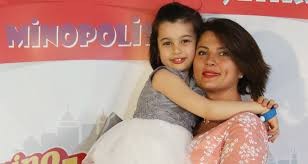 Ünlü oyuncunun kış hazırlığı... Kolları sıvadı, salça yaptı