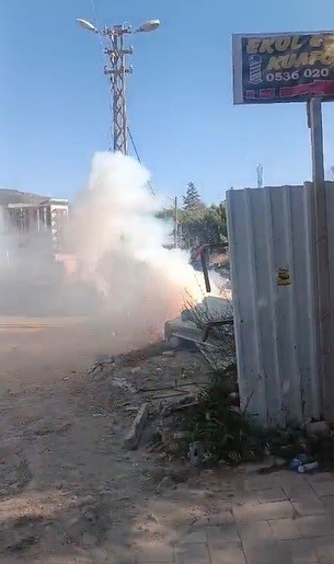 Yer altındaki elektrik kabloları bomba gibi patladı