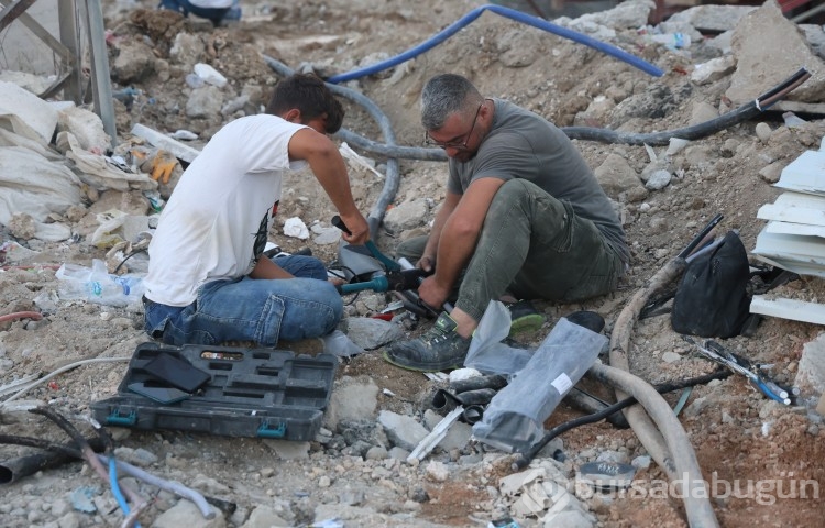 Yer altındaki elektrik kabloları bomba gibi patladı