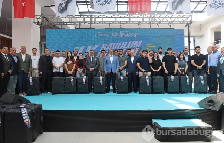 Depremzede öğrencilerin ilk biletlerini ve bavullarını Hatay Büyükşehir Belediyesi hediye etti