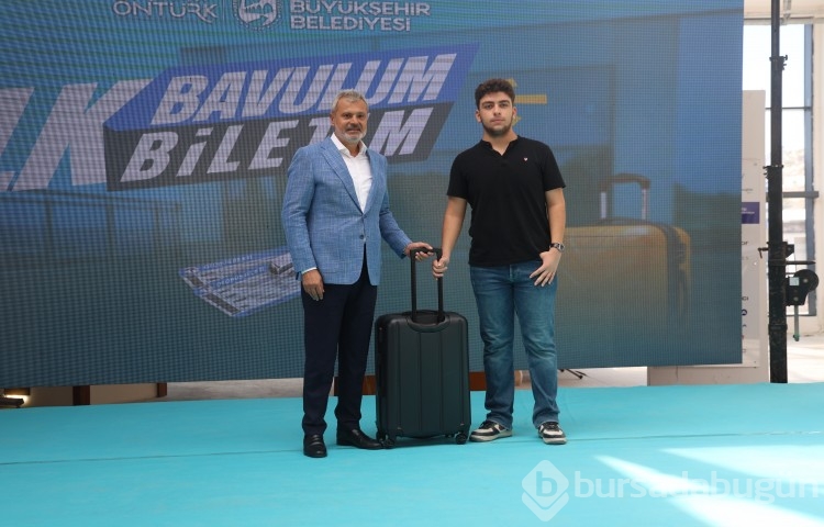 Depremzede öğrencilerin ilk biletlerini ve bavullarını Hatay Büyükşehir Belediyesi hediye etti