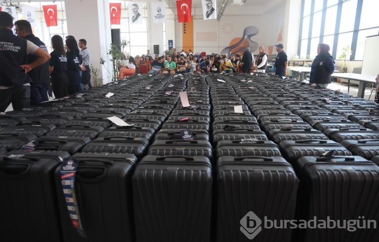 Depremzede öğrencilerin ilk biletlerini ve bavullarını Hatay Büyükşehir Belediyesi hediye etti
