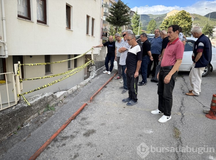 Zarar gören istinat duvarı site sakinlerini tedirgin ediyor