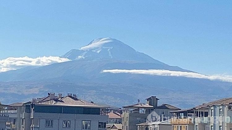 Ağrı Dağı'nın zirvesi beyaza büründü