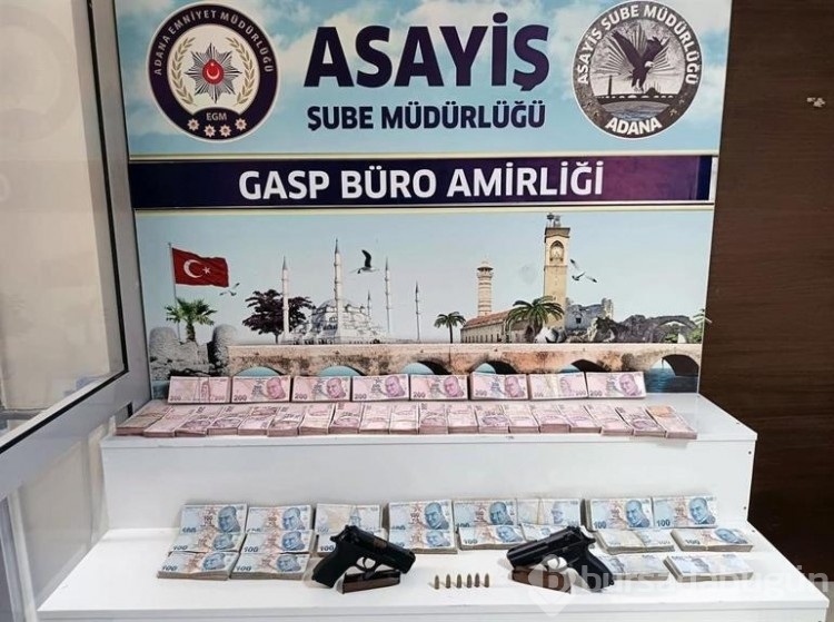 Çaldıkları altınları bozdurup, paraları odaya dökerek birbirini kutlamışlar