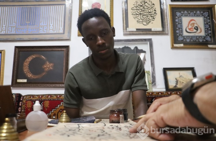 Ugandalı öğrenci Sivas'ta hattat oldu