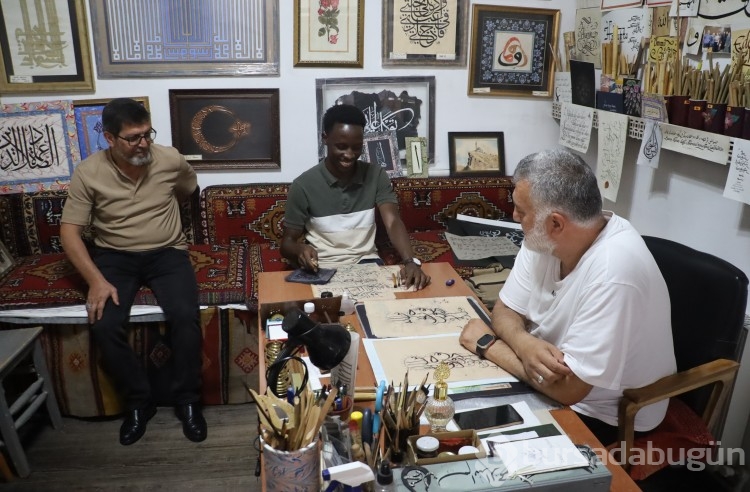 Ugandalı öğrenci Sivas'ta hattat oldu