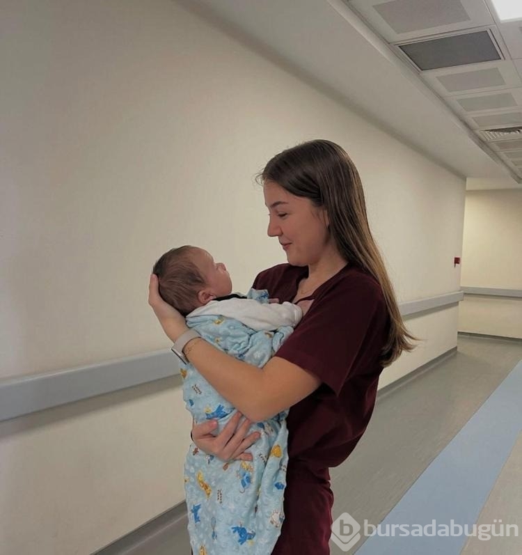 Pediatri doktorunun kuvöz başındaki nöbeti sosyal medyada ilgi gördü