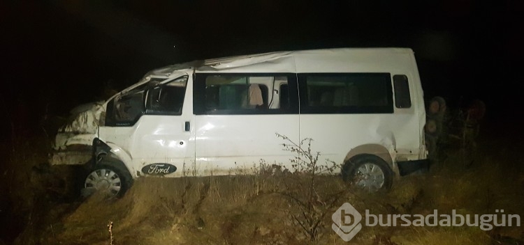 Sürücüsünün kontrolünden çıkan minibüs tarlaya uçtu