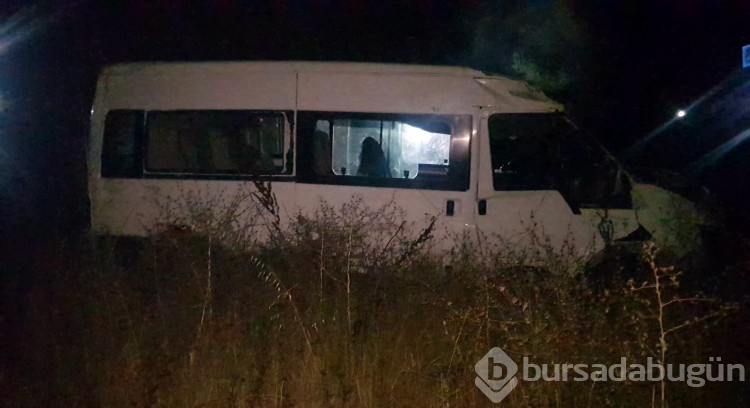 Sürücüsünün kontrolünden çıkan minibüs tarlaya uçtu