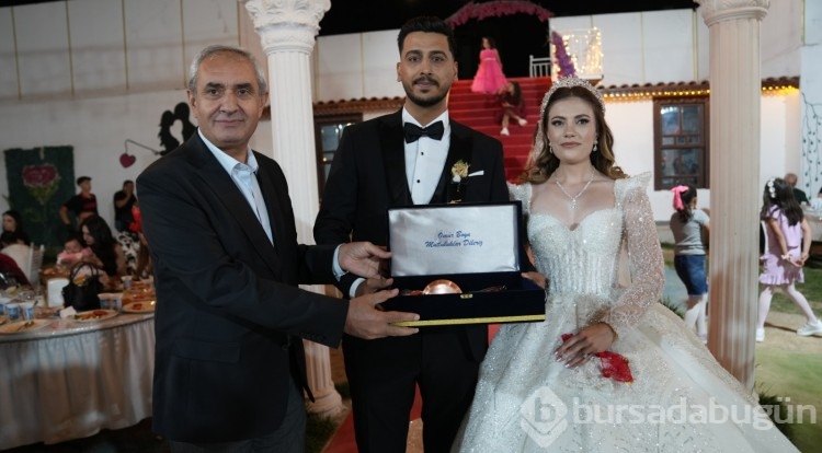 Başkanın makam aracı depremzede çiftin gelin arabası oldu