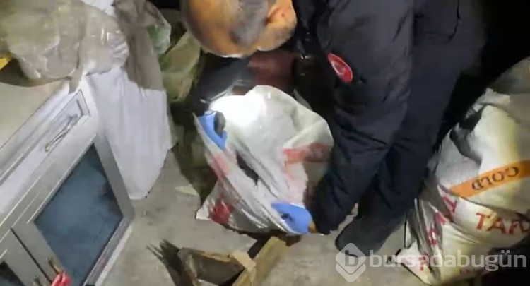 Polis çatı katındaki çuvallarda 15 bin uyuşturucu hap ele geçirdi