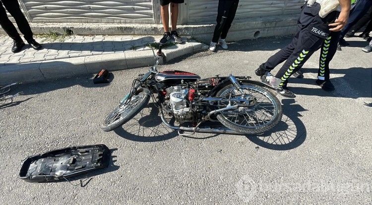 Hafif ticari araçla motosiklet çarpıştı: 2 kişi yaralandı